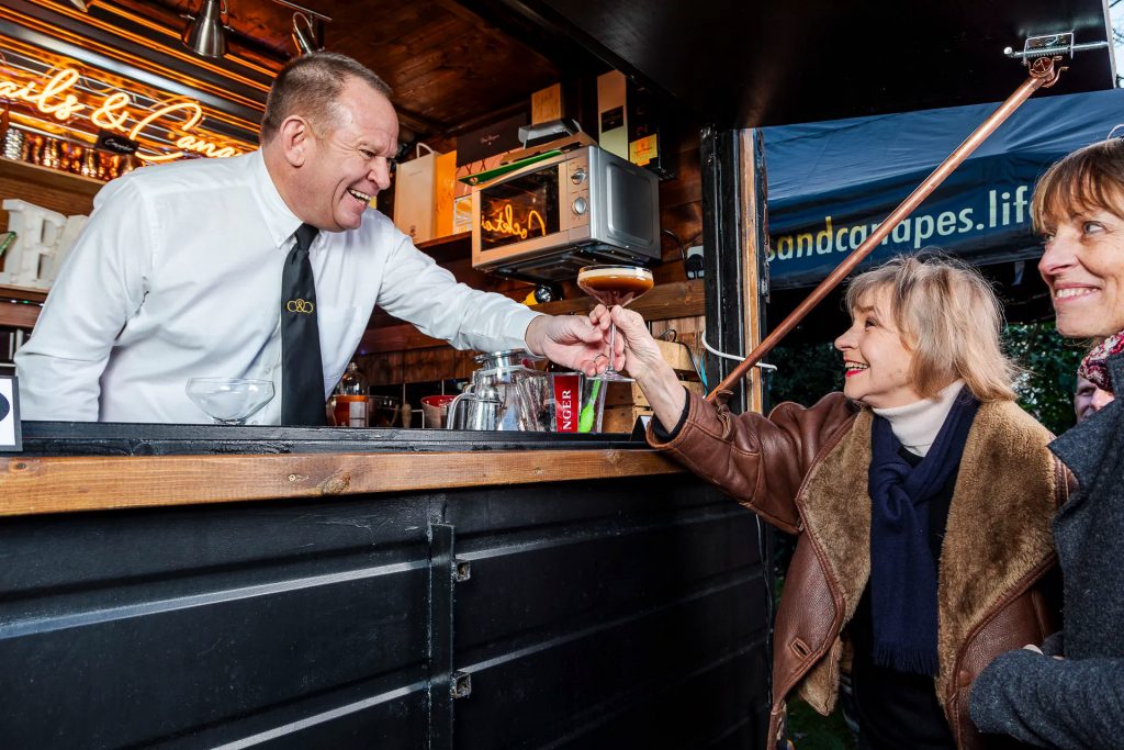 cocktails-and-canapes-party-trailer-cotswolds-huddle (6)