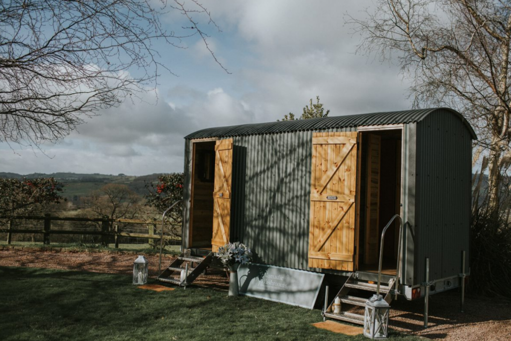 nomadic-washrooms-luxury-toilet-hire-cotswolds-huddle (2)