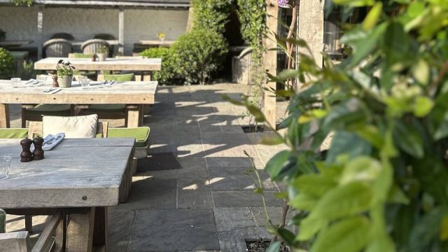 the-swan-inn-ascott-under-wychwood-cotswolds-huddle (1)