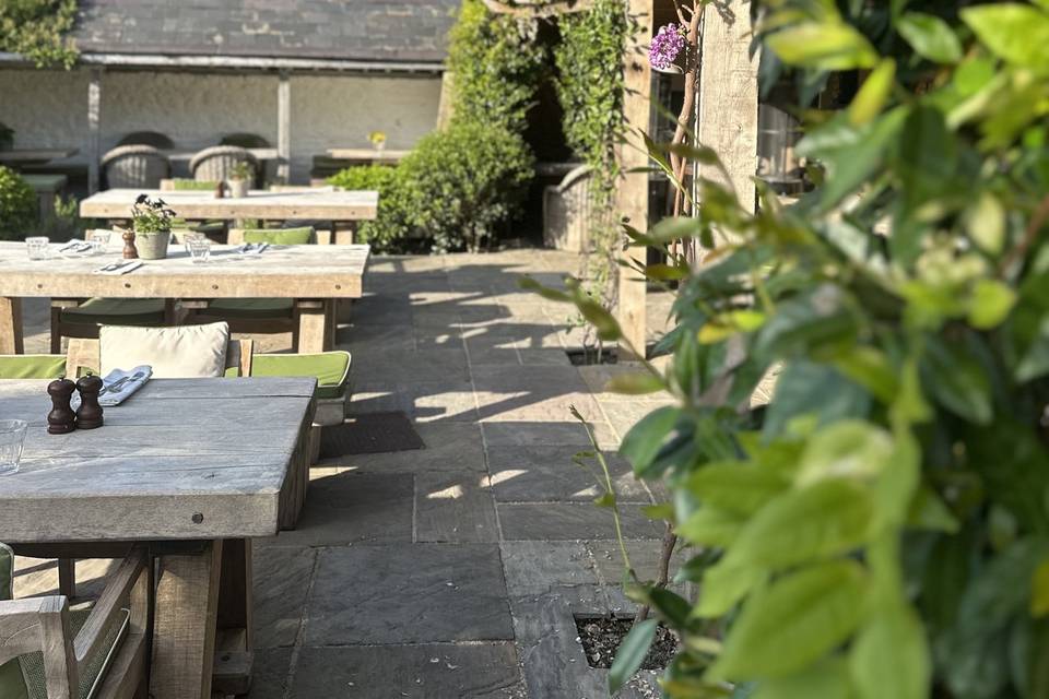 the-swan-inn-ascott-under-wychwood-cotswolds-huddle (1)