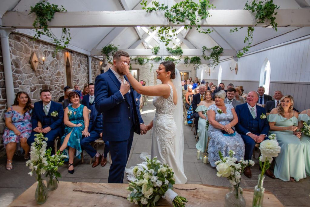 true-love-optics-wedding-photographer-cotswolds-huddle (5)