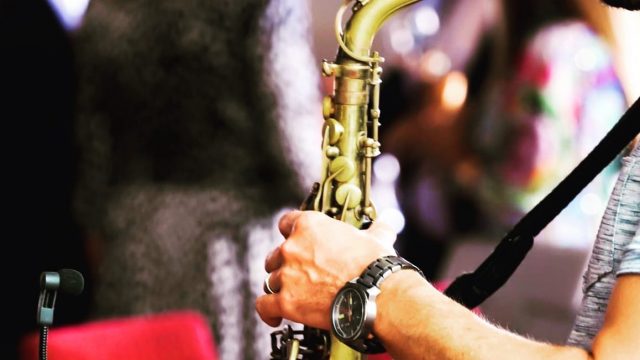 carlo-saxophonist-cotswolds-huddle (1)