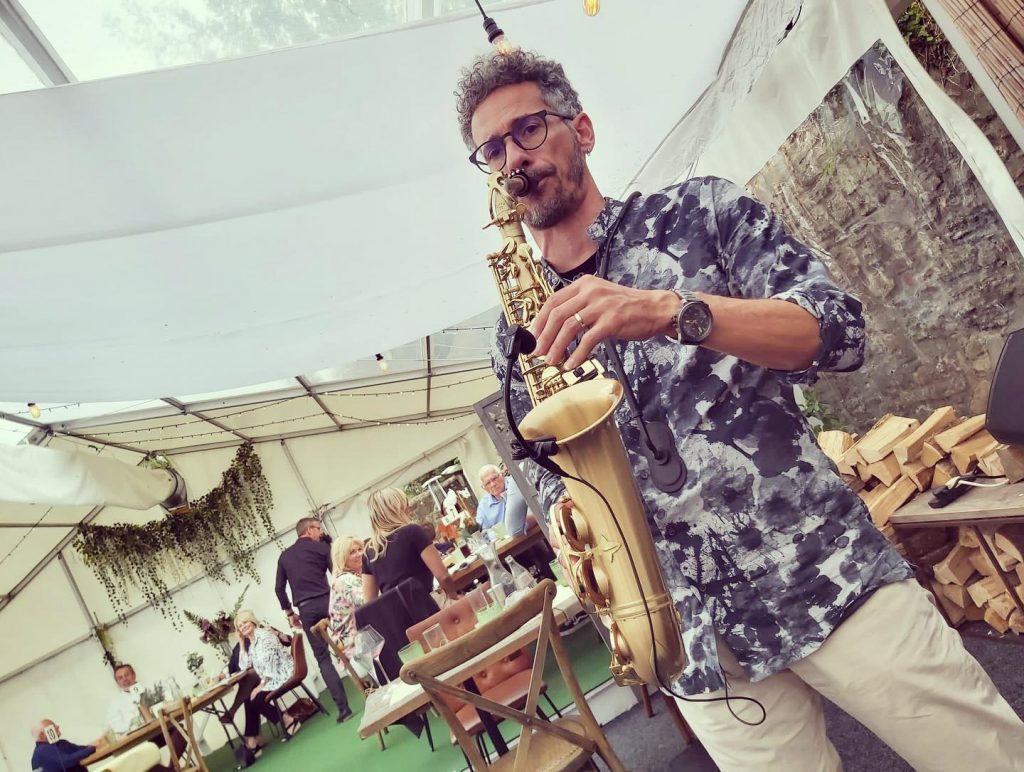 carlo-saxophonist-cotswolds-huddle (2)