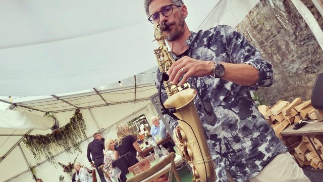 carlo-saxophonist-cotswolds-huddle (2)