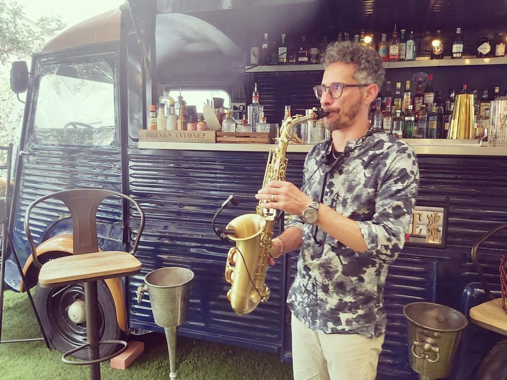 carlo-saxophonist-cotswolds-huddle (3)