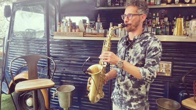 carlo-saxophonist-cotswolds-huddle (3)