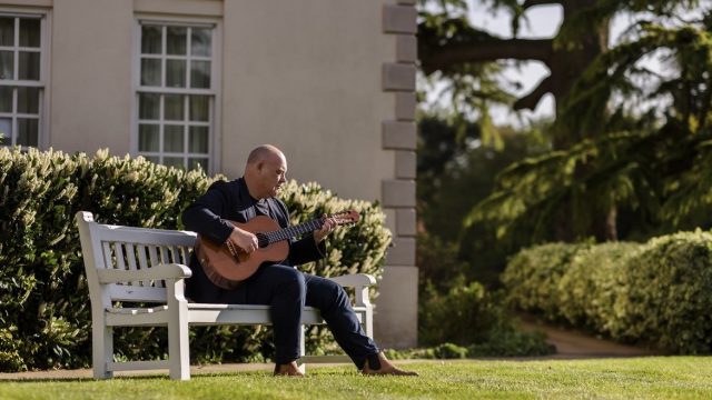 guitarist-stuart-toogood-cotswolds-huddle (4)