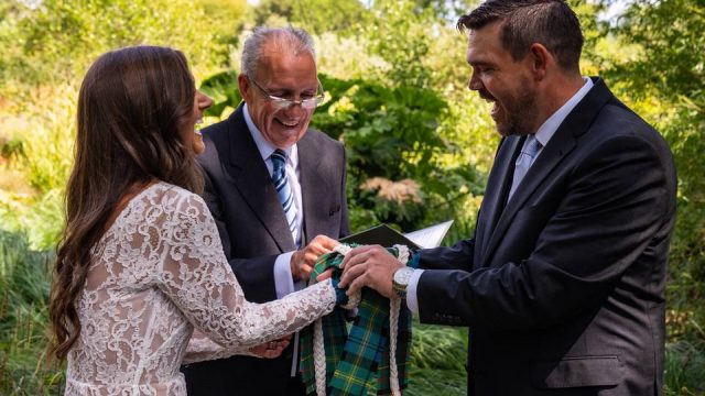 celebrant-jeremy-broughton-cotswolds-huddle (1)