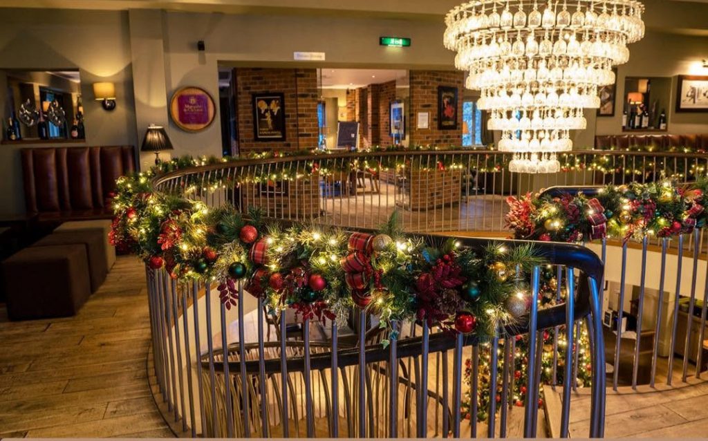 three-counties-christmas-decorators-cotswolds-huddle (1)
