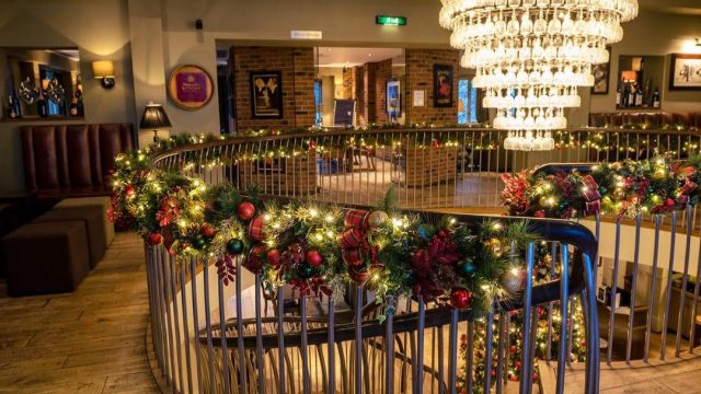 three-counties-christmas-decorators-cotswolds-huddle (1)