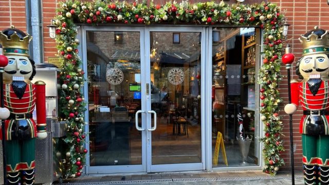 three-counties-christmas-decorators-cotswolds-huddle (3)